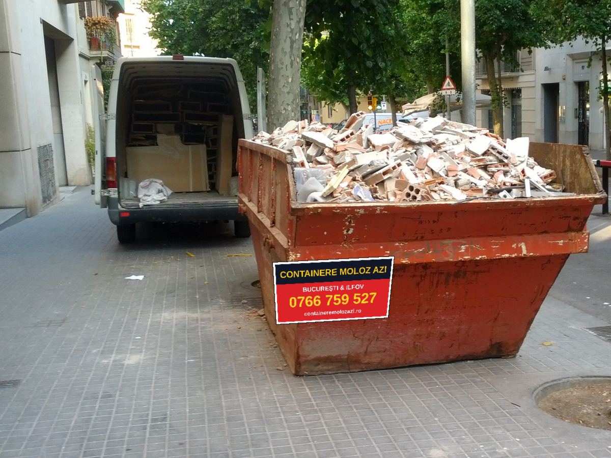 Container de moloz de 5 m³ plin cu cărămizi și BCA, lăsat pe trotuar lângă duba de la renovare